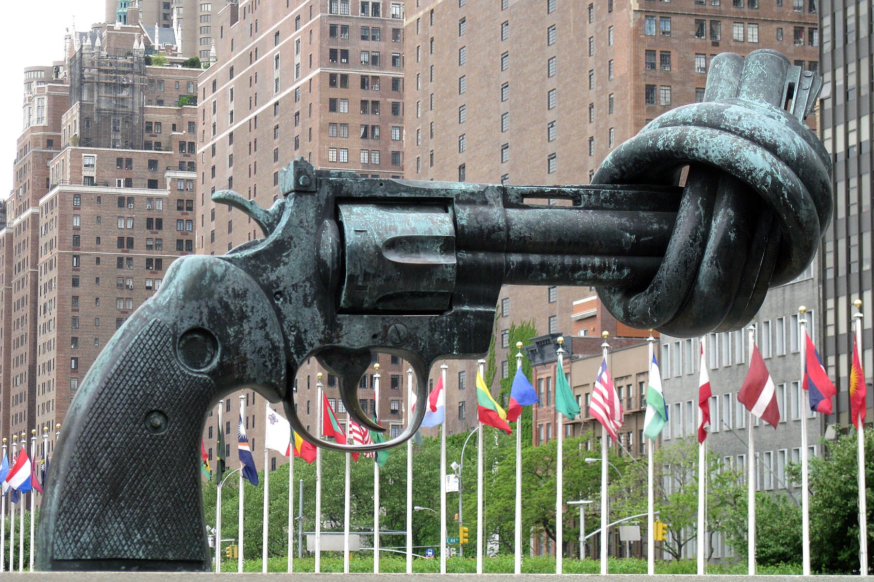 Non–Violence or The Knotted Gun by Carl Fredrik Reutersward, UN Headquarters, New York (Photo by mira66, CC BY-NC-SA 2.0)