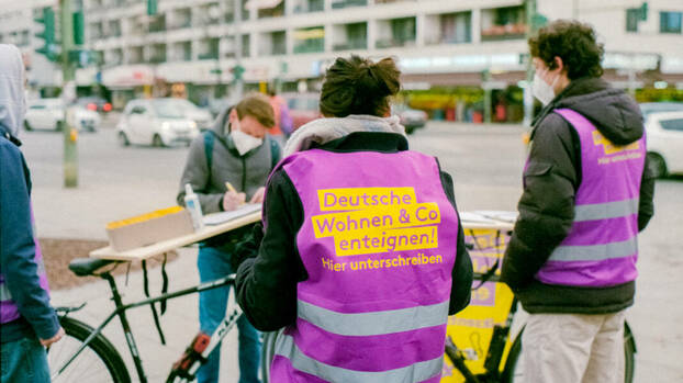 Unterschriften sammeln für Deutsche Wohnen & Co. enteignen. Foto: Max Rabus/DWE